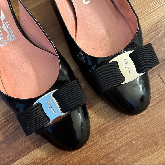 SALVATORE FERRAGAMO Cadmio Black Patent Leather Bow Kitten Heel Shoes Sz 7.5 AA - Picture 4 of 8